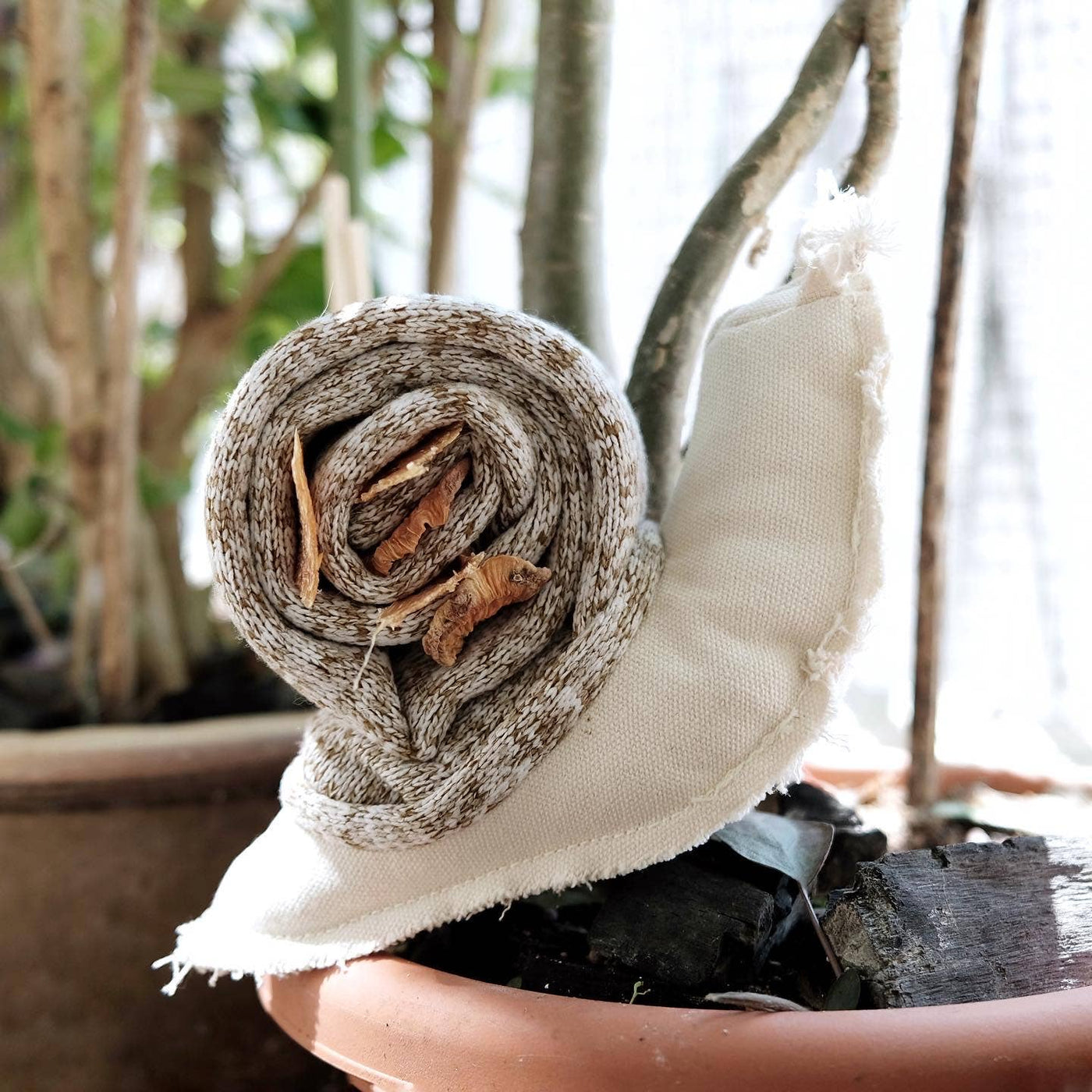 LAMBWOLF COLLECTIVE - Snail sniffer toy