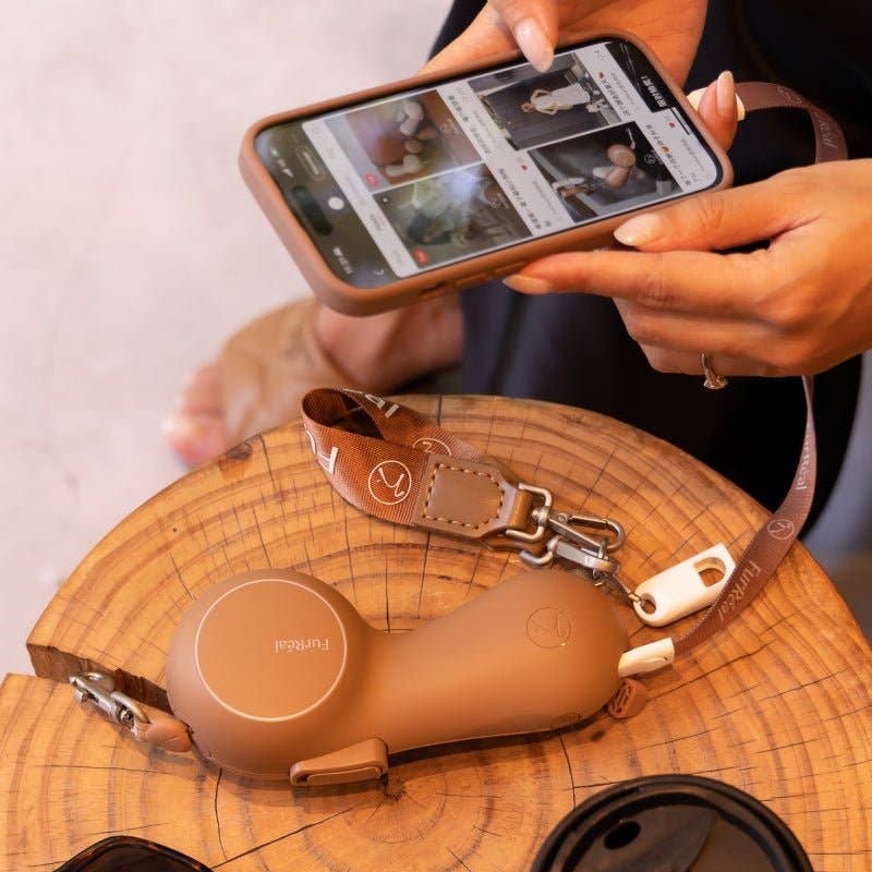Maison Furreal - Smart Hundeleine mit Handwärmer und Powerbank | ChocoLéash Flaggschiff - OSSO BLU