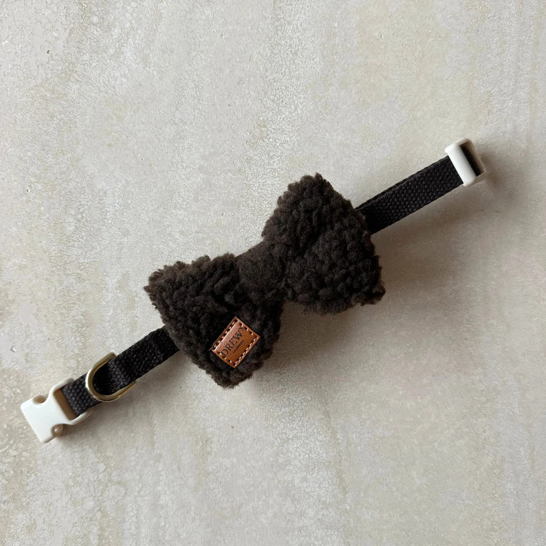 DREW’S DOGWEAR - Teddy-Fliege fürs Hundehalsband – Braun