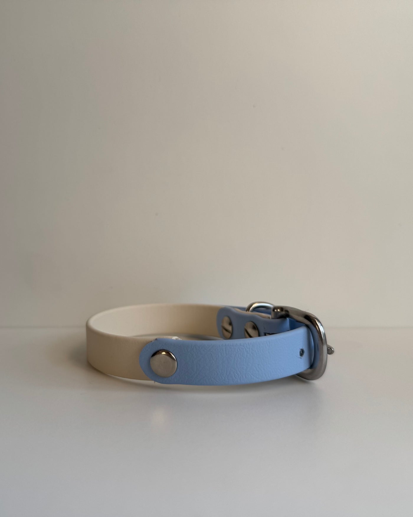 DACHSHUND & FRIENDS – BioThane® Collar (Cream/Blue – 16 mm)