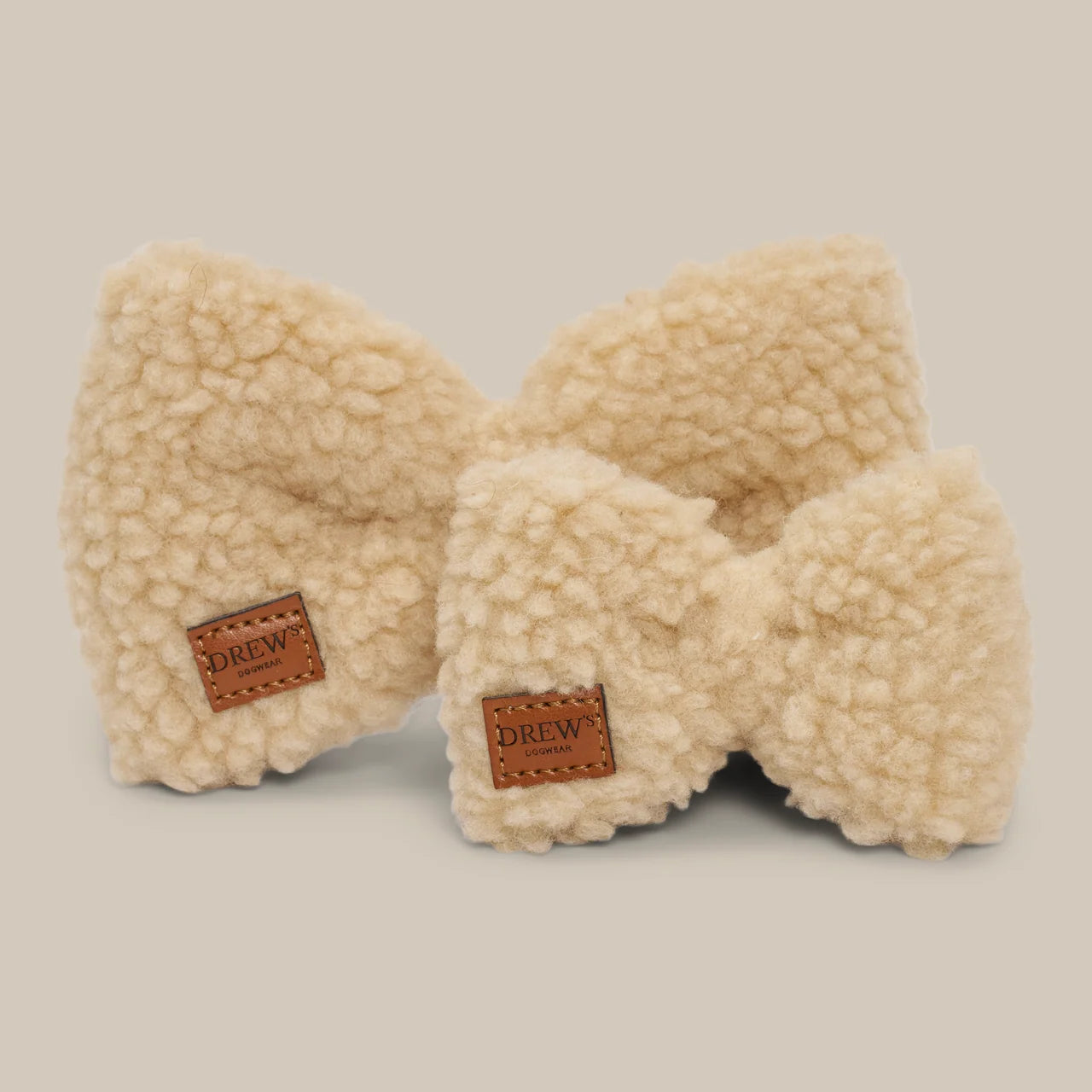 DREW’S DOGWEAR - Teddy-Fliege fürs Hundehalsband – Beige