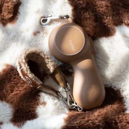 Maison Furreal - Flauschige Handschlinge – saisonale limitierte Auflage: Mocha Mousse - OSSO BLU