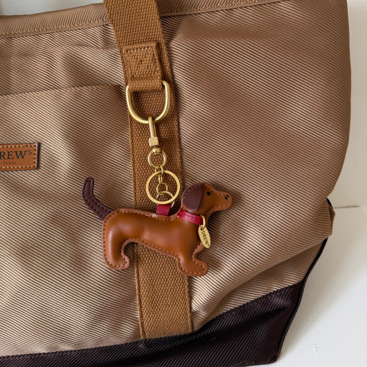 DREW’S DOGWEAR - Dackel-Taschenanhänger – Braun/Bordeaux