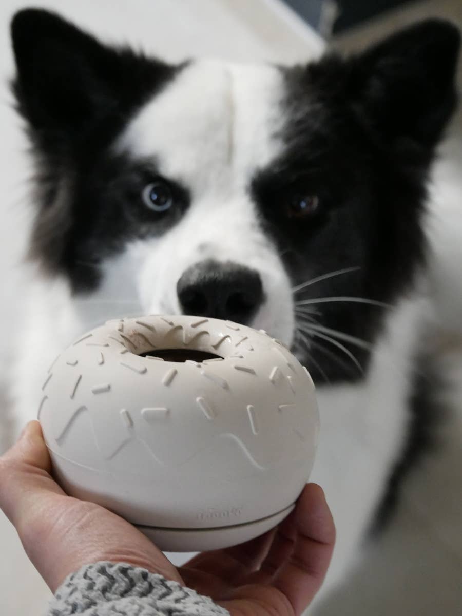 INOOKO – Yoomy Donut Schleckmatte & Beschäftigungsspielzeug für Hunde – Sand