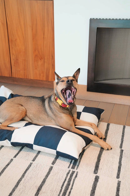 APPROVED BY FRITZ – Hundebett in Schwarz-Weiß kariert - OSSO BLU