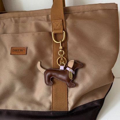 DREW’S DOGWEAR - Dackel-Taschenanhänger – Braun/Lavendel