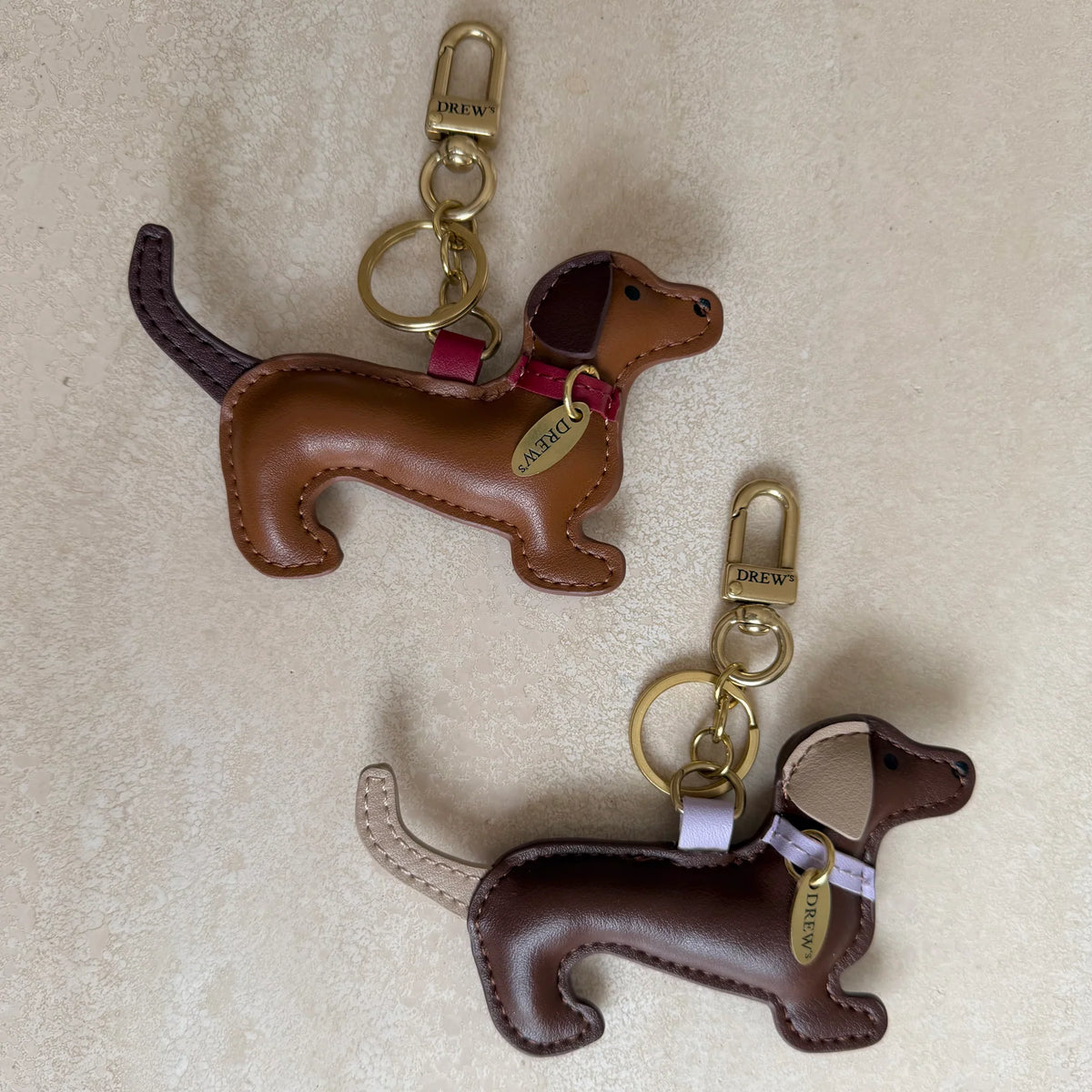 DREW’S DOGWEAR - Dackel-Taschenanhänger – Braun/Lavendel